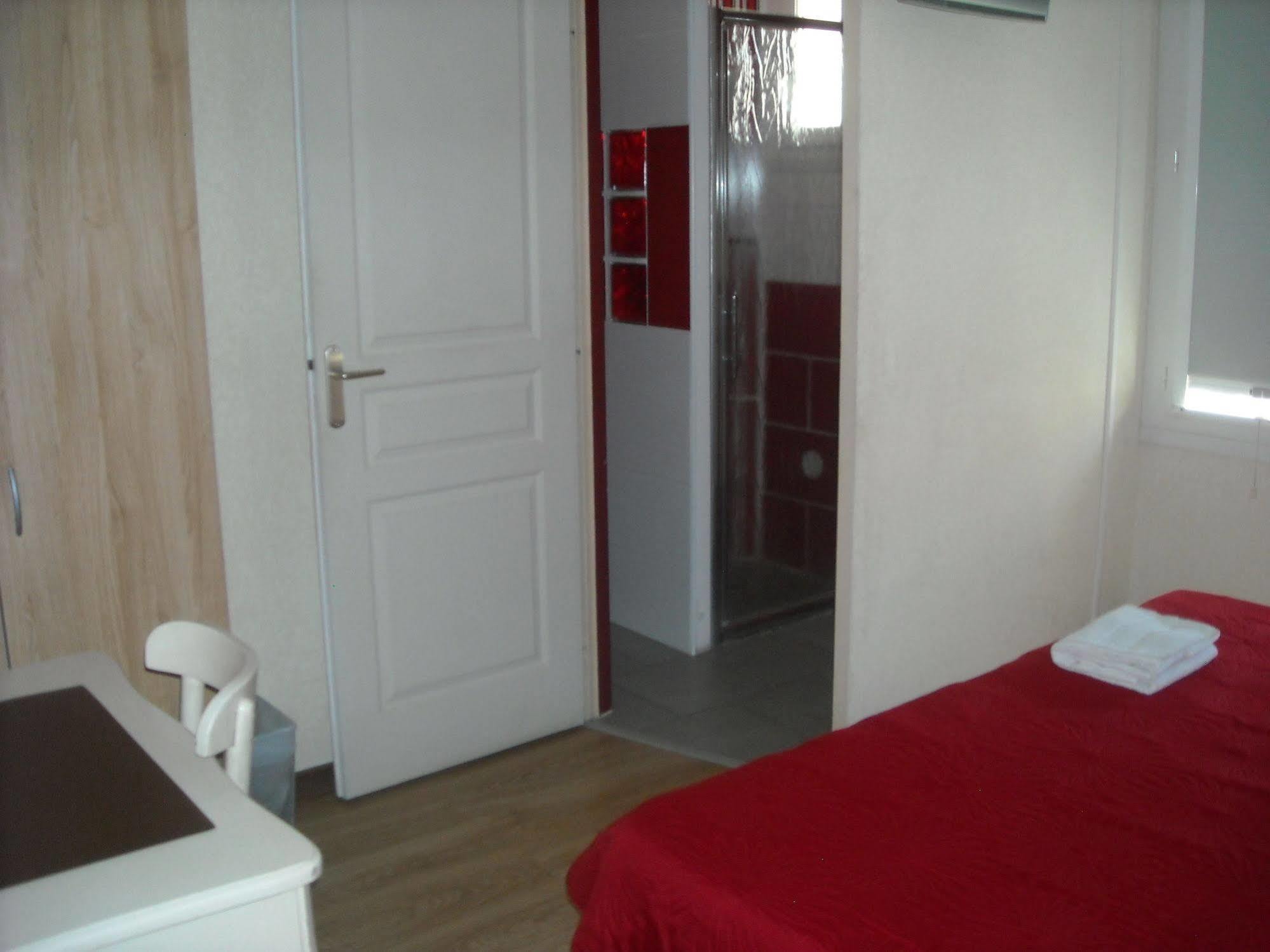 Hotel Ecusson Saint-Hilaire-de-Brethmas Dış mekan fotoğraf