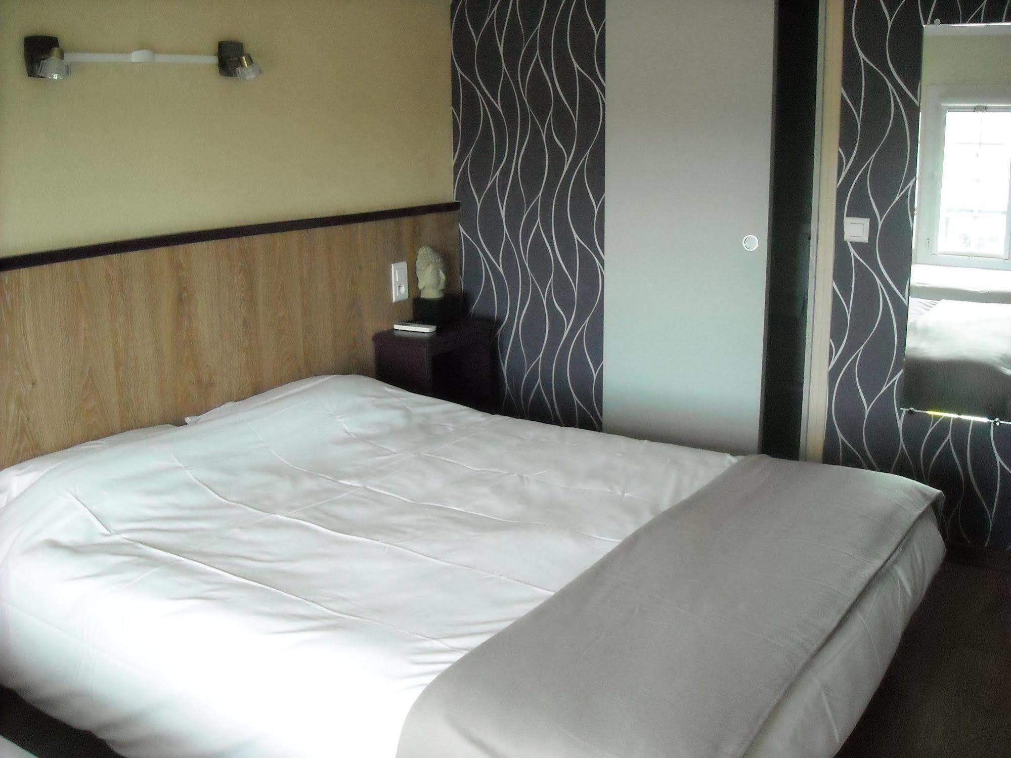 Hotel Ecusson Saint-Hilaire-de-Brethmas Dış mekan fotoğraf
