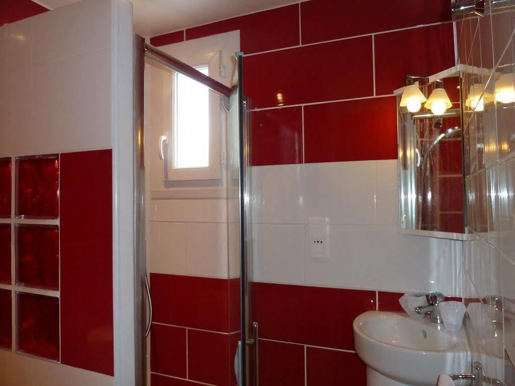 Hotel Ecusson Saint-Hilaire-de-Brethmas Dış mekan fotoğraf