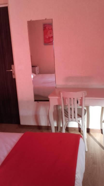 Hotel Ecusson Saint-Hilaire-de-Brethmas Dış mekan fotoğraf